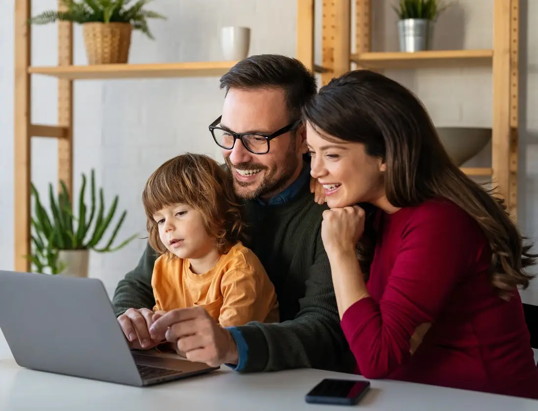Mehrere Personen sitzen an einem Tisch und besprechen diverse Themen.