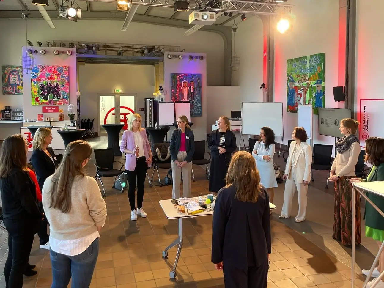 Mehrere Personen bei einem Seminar